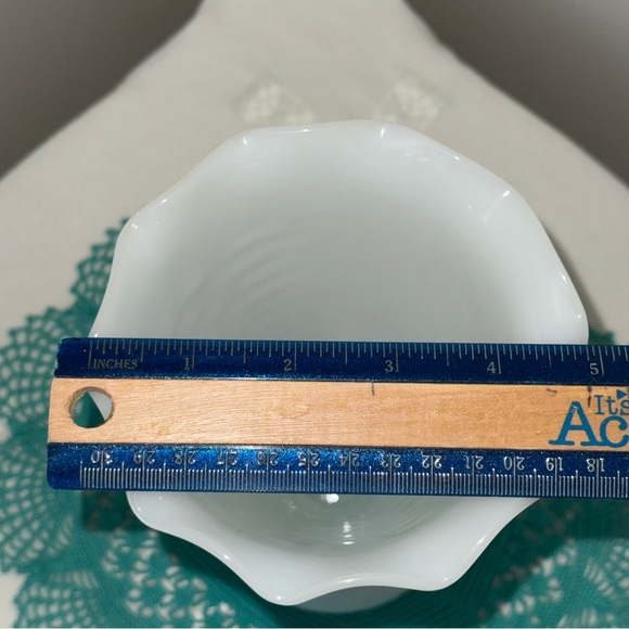 Vintage Milk Glass White Hobnail Vase 9 1/4 inches tall 5 inch diameter - Picture 3 of 7